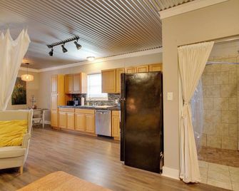 Close to Uptown and Hospital Greenwood Studio - Greenwood - Kuchyň