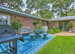 Downtown Home with Yard and BBQ - 6 Mi to Downtown! - Beaufort - Patio
