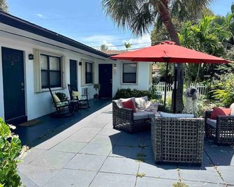 Private Studio Walk to Beach -- Apartment 2 - Pompano Beach - Patio