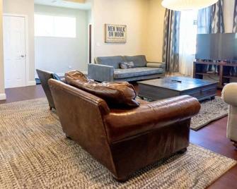 4br/3.5ba Cwe Location|rooftop Deck / Abodebucks - St. Louis - Living room