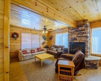 S`more Fun Cabin great location in Strawberry & perfect homebase for activities - Duck Creek Village - Living room