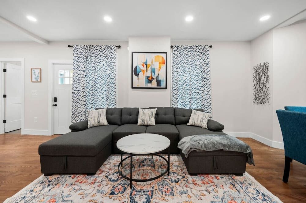 Luxury 3BR 2BA apt near Harvard with Free Parking - בוסטון - סלון