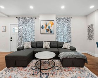 Luxury 3BR 2BA apt near Harvard with Free Parking - בוסטון - סלון