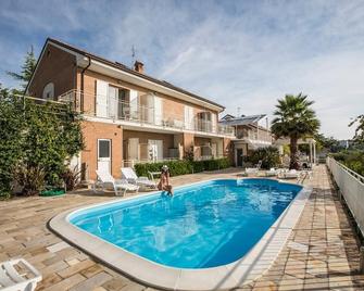 Large Apartment Residence Belohorizonte - Macerata - Piscine
