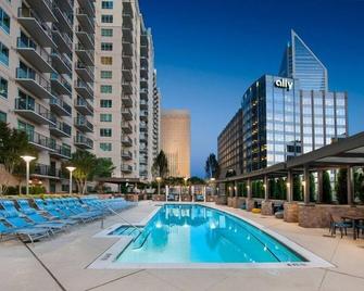 Uptown Fully Furnished 2BR Apartment apts - שרלוט - בריכה