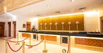 Golden Crown China Hotel - Macau - Front desk