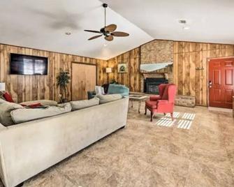 Enjoyable Stay and Play Near Casino and Hospital - Pine Bluff - Huiskamer