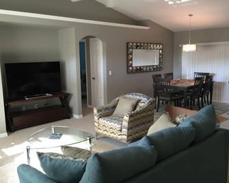 True Happiness In Paradise! Close To Everything! Heated Pool! - Marco Island - Living room