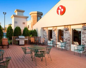 Ramada by Wyndham Wisconsin Dells - Wisconsin Dells - Innenhof