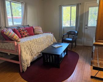 Peaceful Goat Farm Retreat, Cozy 1 BR Guest House in Poway with AC - Poway