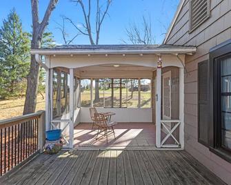 Cheerful, southwest-inspired heartland hideaway - Platte Woods - Balcony