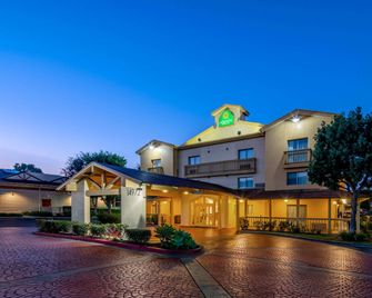 La Quinta Inn & Suites by Wyndham Irvine Spectrum - Irvine - Gebäude