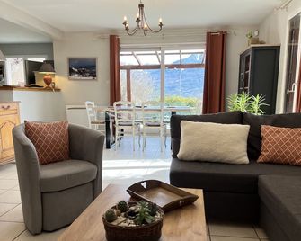Jolie maison lumineuse, à proximité des commodités et lac de Serre Ponçon - Embrun - Wohnzimmer