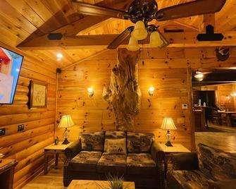 Private indoor pool Spacious Upgraded Lake Cabin. Perfect for Family Gatherings - Dayton - Living room