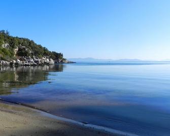 Stone Cottage in traditional Greek village with spectacular sea views - Volos - Strand