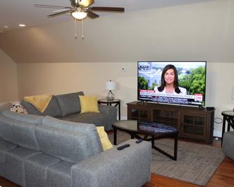 Palmetto Hut - Edisto Island - Living room