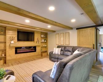Modern Burkesville Home: 2 Mi to Dale Hollow Lake! - Burkesville - Living room
