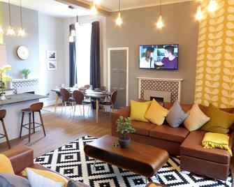 Claremont Apartments, Leeds City Centre - Leeds - Living room