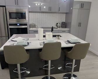 Kingsbury Oasis-2 Minutes from the Highway - Spruce Grove - Kitchen