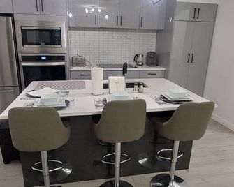 Kingsbury Oasis-2 Minutes from the Highway - Spruce Grove - Kitchen