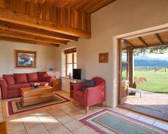 Straw Lodge - Renwick - Living room