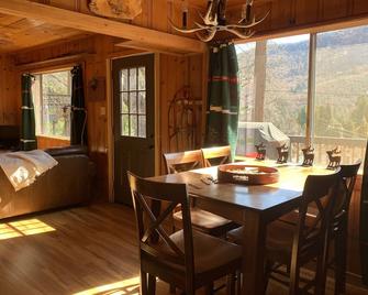 Cozy Sequoia Mountain Cabin Getaway - Camp Nelson - 餐廳