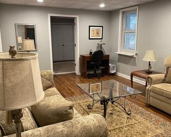Beautiful Daylight Basement Furnished Apartment Near Everything! - Fayetteville - Living room