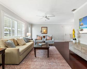 Mid-Century Oasis with Pool in Arlington Park - Sarasota - Salon