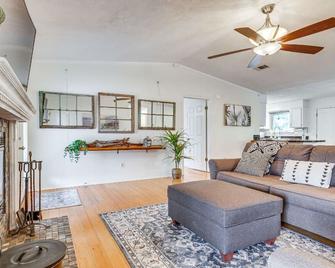 Milton Waterfront Home with Dock & Outdoor Kitchen - Milton - Sala de estar