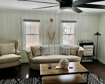 Cozy Sk Cottage - Kingston - Living room