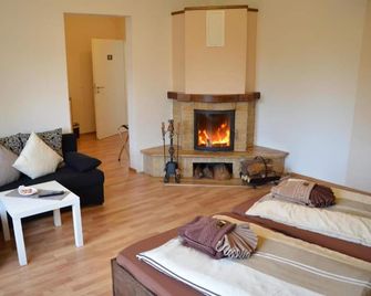 Skypension - Schönefeld - Wohnzimmer