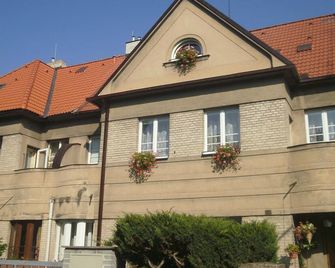 Central and quiet apartment in a garden district close to the Prague Castle - Prague - Bâtiment