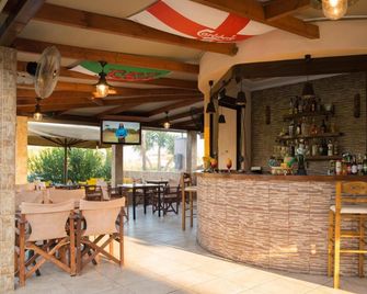 Pahnis Studios - Alikanas - Bar