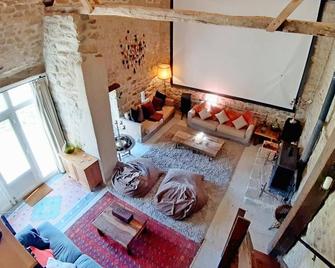 Stylish Charm, Rustic Peace. Beautiful Old Farmhouse, Gorgeous Views, Sleeps 6+ - Auzances - Sala de estar