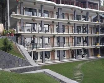 Summer Retreat Hotel - Khānspur - Building
