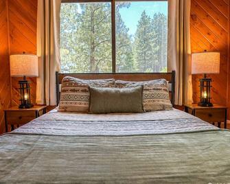 Runway Cabin Retreat With Private Hot Tub! - Duck Creek Village - Habitación