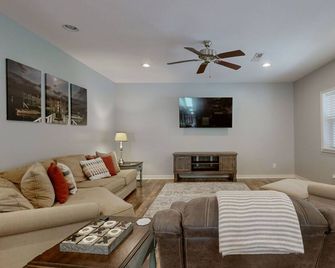 Spacious Home in Moors Community on KY Lake with Outdoor Hot Tub and Fire Pit - Gilbertsville - Living room
