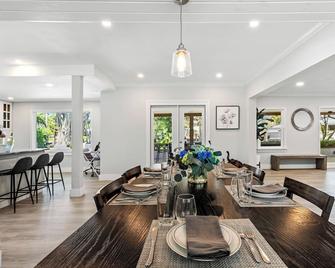 Tropical Waterfront Home - Pet Friendly & Heated Pool - Fort Lauderdale - Dining room