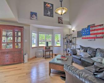 Convenient Longmont Home w/ Hot Tub & Sauna! - Erie - Living room