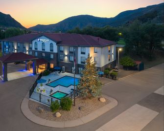 Holiday Inn Express Glenwood Springs (Aspen Area) By IHG - Glenwood Springs - Gebäude