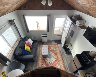Modern Cabin @ Moose Tracks Lodging - Kenai - Living room
