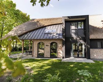 Holiday home with BBQ, terrace & sauna - Wekerom - Edificio