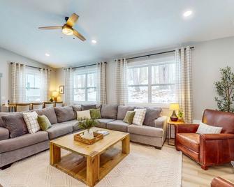 Renovated cozy mountain hideaway minutes from Wisp and Deep Creek Lake. - Friendsville - Living room