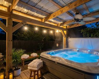 Quaint Cottage in Heart of Lyh - Pool With Hot Tub! - Lynchburg
