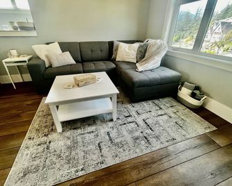 Guest suite in Fairwinds! 2 minutes from golf course w/ putting green in yard! - Parksville - Living room