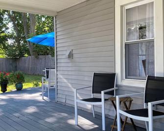 The Manor, Mid-Town - Kingston - Veranda