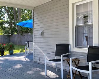 The Manor, Mid-Town - קינגסטון - פטיו