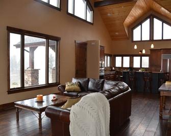 Secluded mountain home on 40 acres with spectacular views! - Pine - Sala de estar