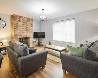 Host & Stay - Cedar Cottage - Belford - Living room