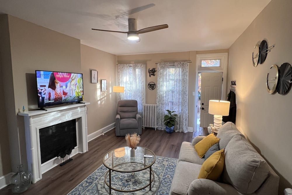 Cozy On The Hill - Wilmington - Living room